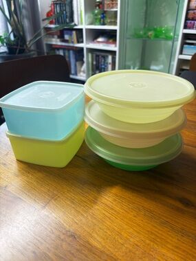 Tupperware lot of 5 1950s pastel containers with lids: 3 bowls, 2 square-round